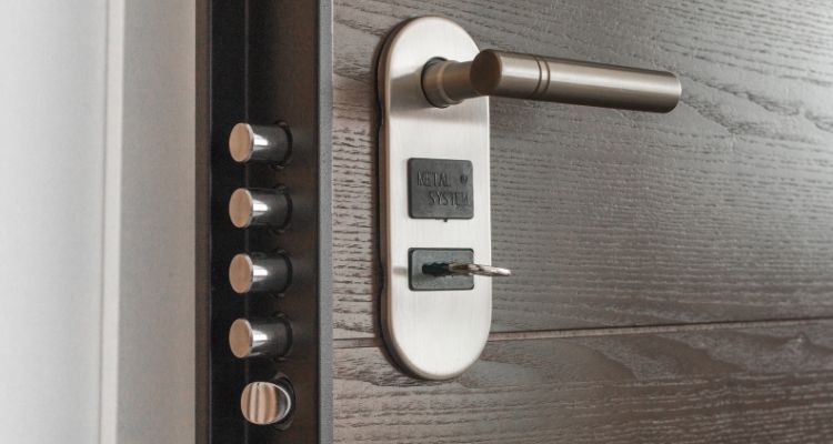Quanto costa riparare o sostituire una porta blindata? Quanto costa riparare o sostituire una porta blindata?