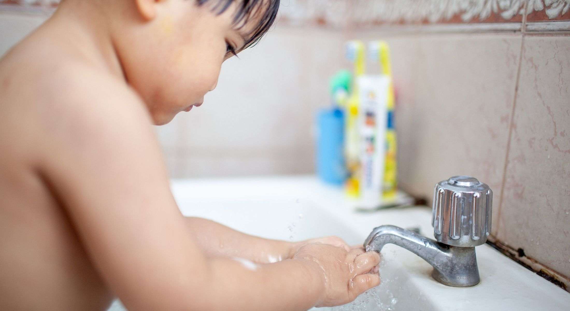 Arredare il bagno su misura per i più piccoli - mani