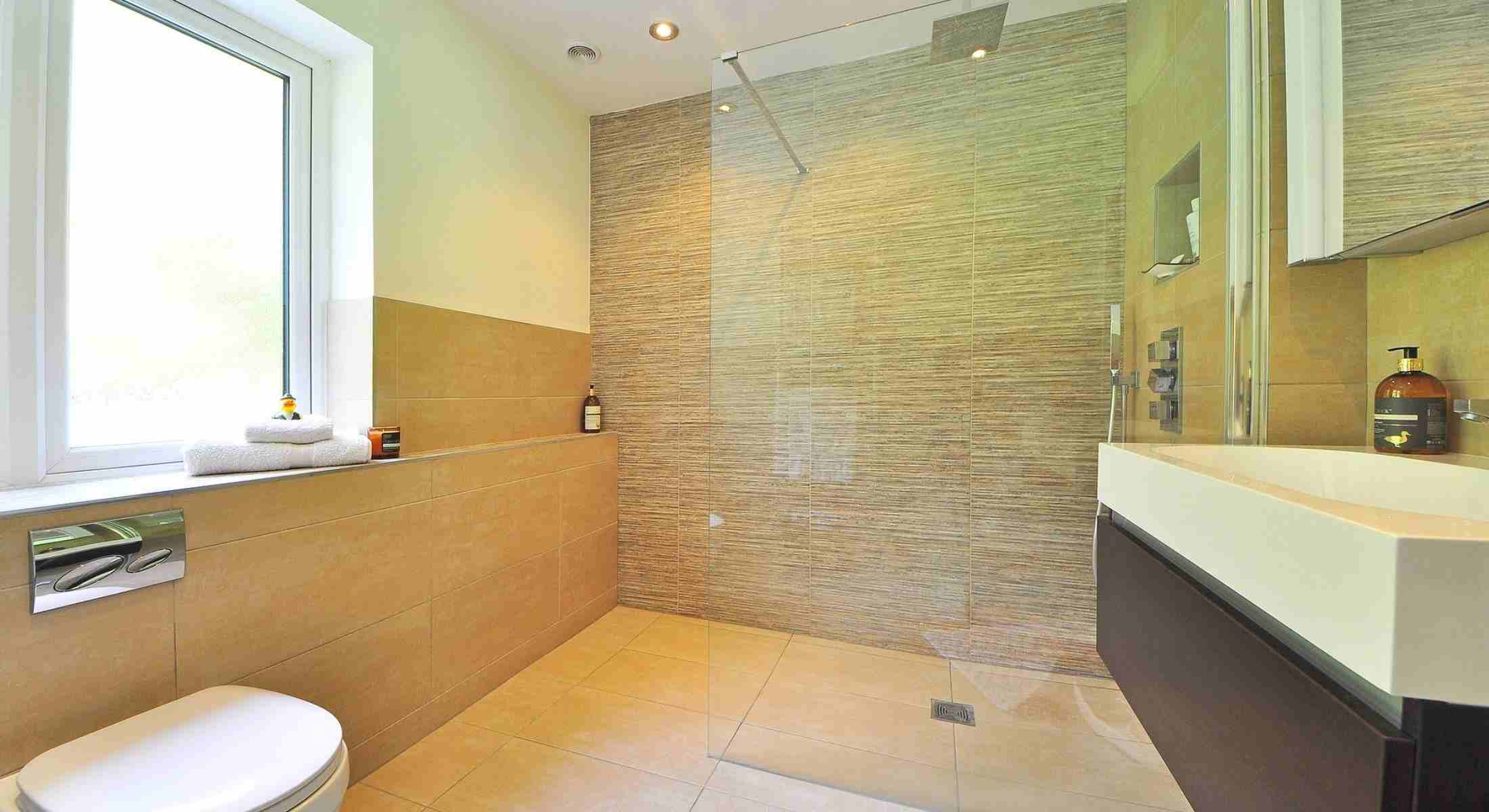 Bagno con doccia: una pratica soluzione per ogni ambiente - vetro