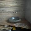 Restyling bagno con piano in massello decorato come piastrelle