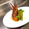 Scottadito d'agnello, asparagi e crema al peperone