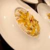 Risotto in brodo di rose, vongole e crema allo zafferano