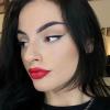Trucco correttivo contrastante con eyeliner grafico