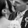Un bacio ravvicinato tra gli sposi, raccontato in bianco e nero con semplicità.