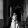 La sposa attraversa gli spazi di una dimora storica: un ritratto in bianco e nero tra luce e attesa.