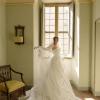 La sposa nella luce della stanza, pochi minuti prima di raggiungere la cerimonia.