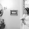 Il bouquet tra le mani e gli ultimi istanti prima della cerimonia: i preparativi della sposa in bianco e nero.