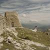 Gli sposi tra rovine e montagne, in una sessione fotografica dove anche il paesaggio diventa parte della storia.
