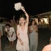 Il bouquet è arrivato nelle sue mani: la gioia di un’amica durante il lancio del bouquet.