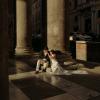 Gli sposi tra le colonne del Campidoglio, in un ritratto costruito con la luce e le ombre di Roma.