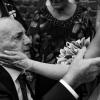 Un incontro pieno di emozione tra la sposa e una persona importante, nel cuore della festa.