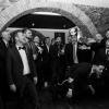 Risate e reazioni imprevedibili tra gli invitati durante la festa di matrimonio.