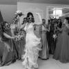 La sposa balla con le sue amiche durante una festa di matrimonio piena di energia e leggerezza.