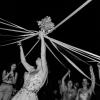 La sposa al centro del gioco del bouquet, circondata dalle amiche e dai nastri nella notte.