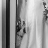 Un saluto pieno d’affetto tra la sposa e il suo cane, poco prima di uscire per la cerimonia.