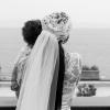Un abbraccio tra la sposa e la figlia davanti al mare, dentro il racconto della giornata.