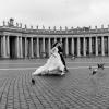 Una corsa tra gli sposi in Piazza San Pietro, per un ritratto di matrimonio spontaneo e pieno di vita.