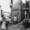 La sposa e il papà attraversano insieme le vie del borgo, in uno dei momenti più spontanei della giornata.