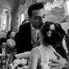 Lo sposo si china per dare un bacio alla bambina: uno di quei gesti familiari che rendono personale il racconto del matrimonio.