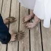 Le scarpe possono aspettare: i piedi degli sposi raccontano una giornata vissuta davvero.