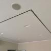 Controsoffitto con tagli di luce e faretti in gesso