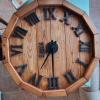 Orologio fatto a mano in legno massello di castagno. 1 metro di diametro. 
