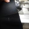 Segno su un margine di cucitura per orlo pantalone di un pantalone svasato