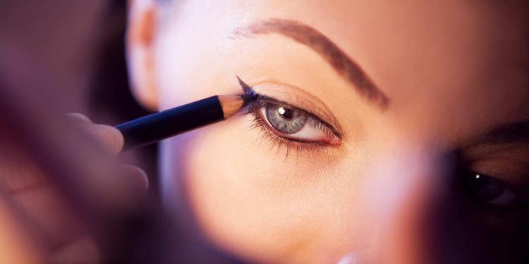 Come applicare l'eyeliner: errori da non fare