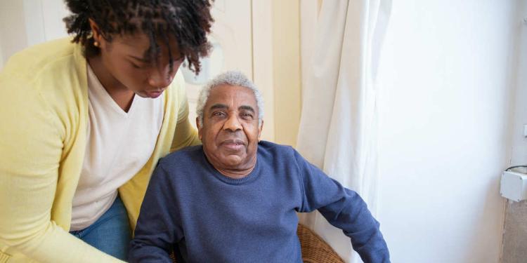 I vantaggi di assistere una persona anziana in casa